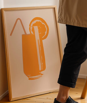 Ilustración de jugo de naranja con pajilla y rodaja de naranja
