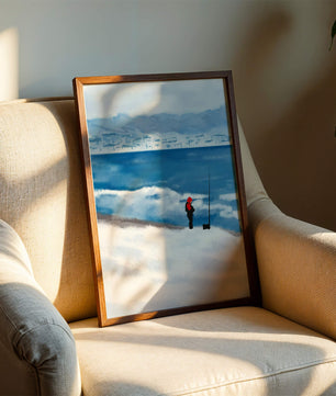 Winterlandschaft mit Person in roter Jacke am Meer