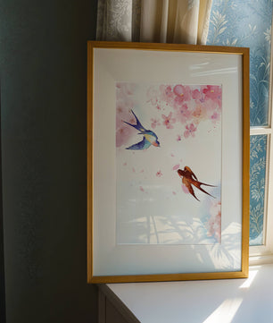 Pájaros coloridos y flores rosadas en una escena primaveral acuarelada