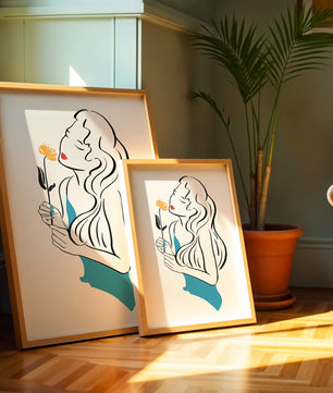Ilustración estilizada de una mujer con una flor y elementos abstractos
