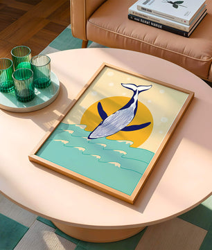 Ilustración de una ballena saltando sobre las olas con un fondo de sol