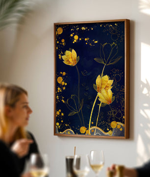 Diseño floral elegante con flores doradas sobre fondo azul marino
