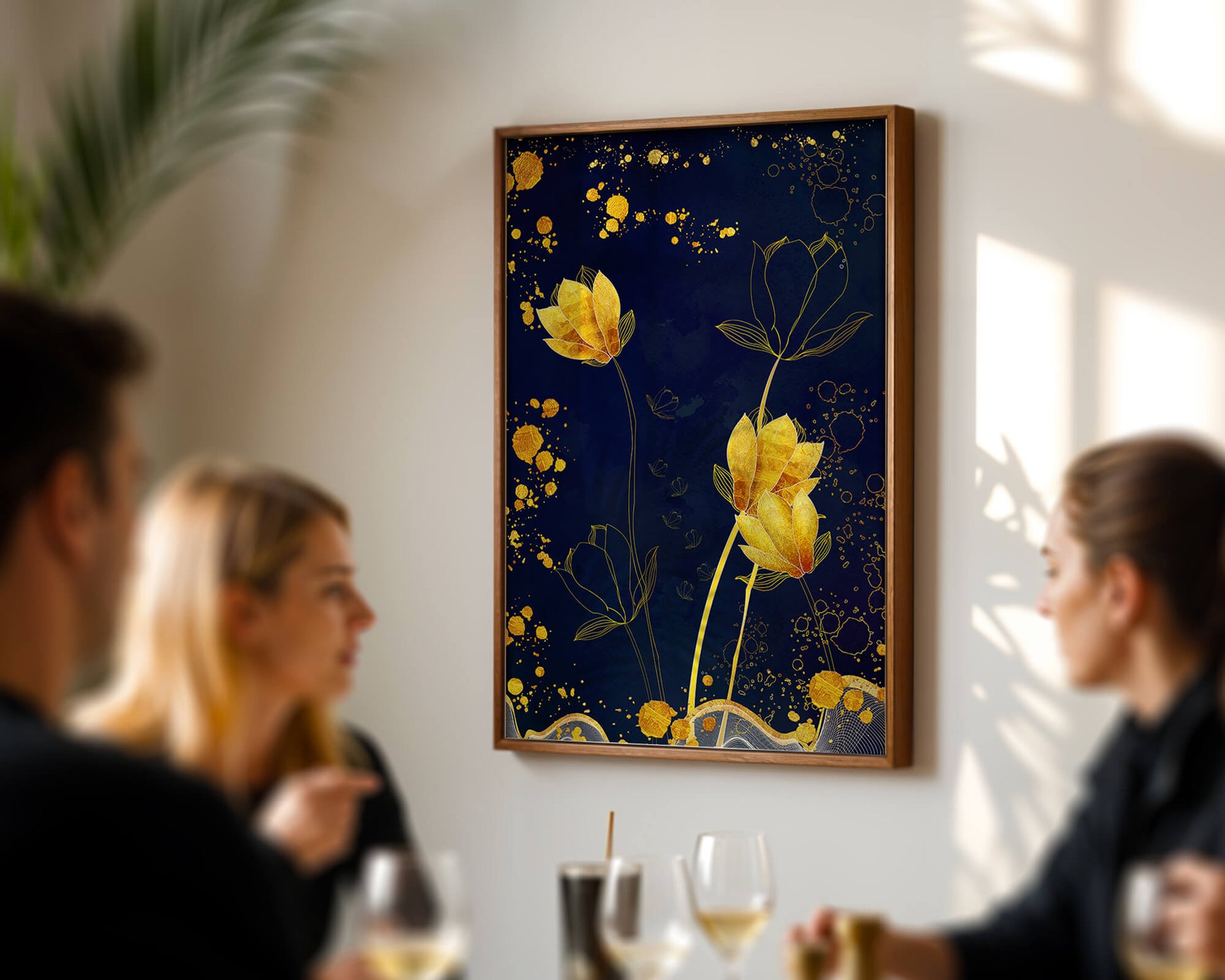Diseño floral elegante con flores doradas sobre fondo azul marino
