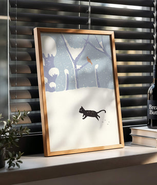 Paysage enneigé illustré avec un chat noir joueur et un oiseau dans un décor hivernal