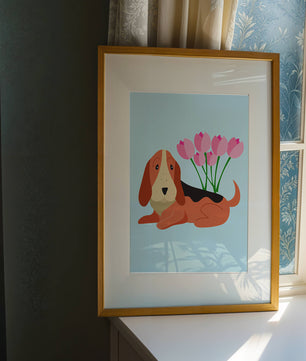 Illustration eines Basset Hound mit rosa Blumen auf hellblauem Hintergrund