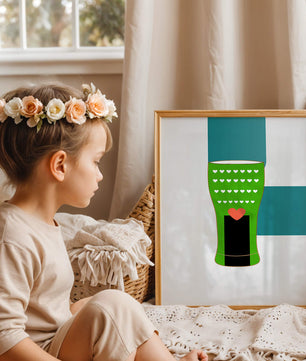 Jarrón verde con patrón de corazón y diseño minimalista
