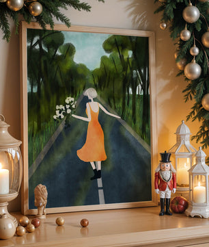 Femme en robe orange marchant sur une route avec des fleurs dans la forêt