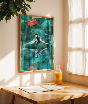 Femme réfléchissant parmi des feuilles de lotus et des fleurs avec une image miroir