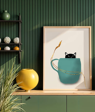 Katze in blaugrüner Tasse mit goldenen Elementen