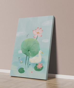 Eine ruhige Teichszene mit einer Ente, Lotusblumen und Seerosenblättern 