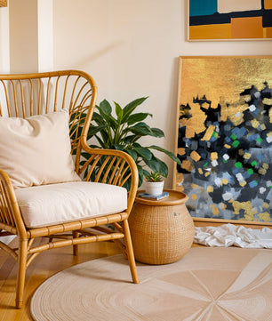 Arte abstracto con dorado y pinceladas coloridas