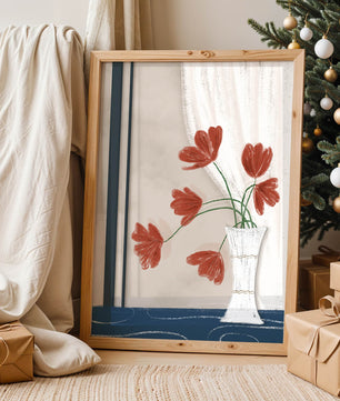 Flores rojas delicadas en un jarrón con interior de elegante cortina