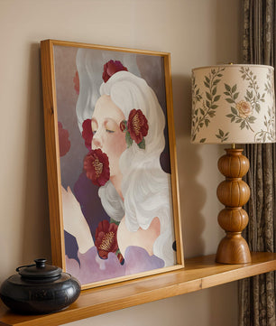 Retrato onírico de una mujer con cabello blanco y flores rojas