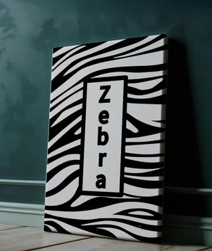Diseño elegante de impresión de cebra con acento de texto en negrita