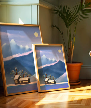Paysage de montagne enneigée avec des maisons et des arbres sous la lumière de la lune