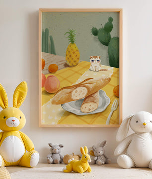 Gato con gafas de sol en un entorno tropical con baguettes y frutas