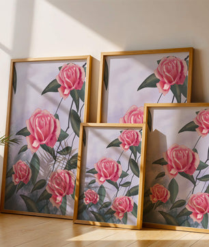 Hermosas rosas rosadas con exuberantes hojas verdes sobre un fondo suave