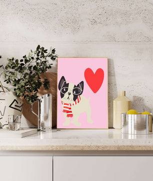 Ilustración juguetona de un bulldog francés con gafas y bufanda sobre fondo rosa con corazón