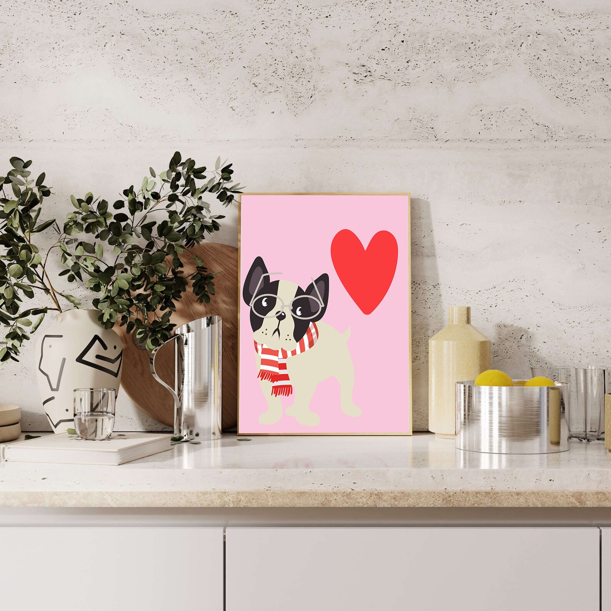 Ilustración lúdica de un bulldog francés con gafas y bufanda sobre fondo rosa con corazón