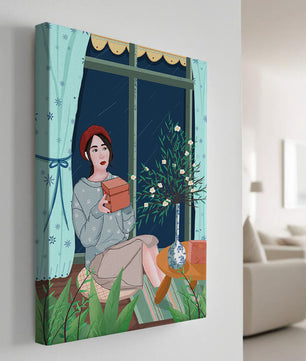 Mujer sosteniendo una caja de regalo en un interior acogedor con flores y ventana lluviosa