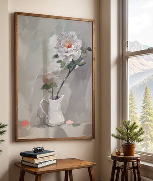 Elegantes peonías blancas en una jarra de cerámica con fondo pastel suave