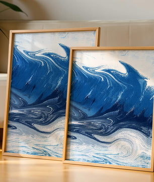 Pintura abstracta de ola oceánica azul y blanca con patrones giratorios