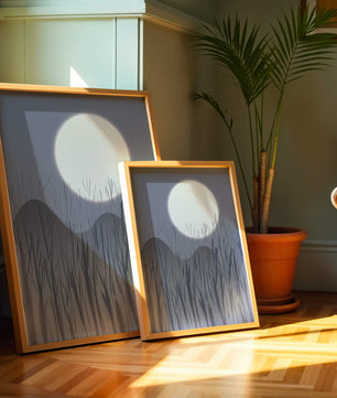 Ruhige Nachtlandschaft mit Vollmond und kahlen Bäumen