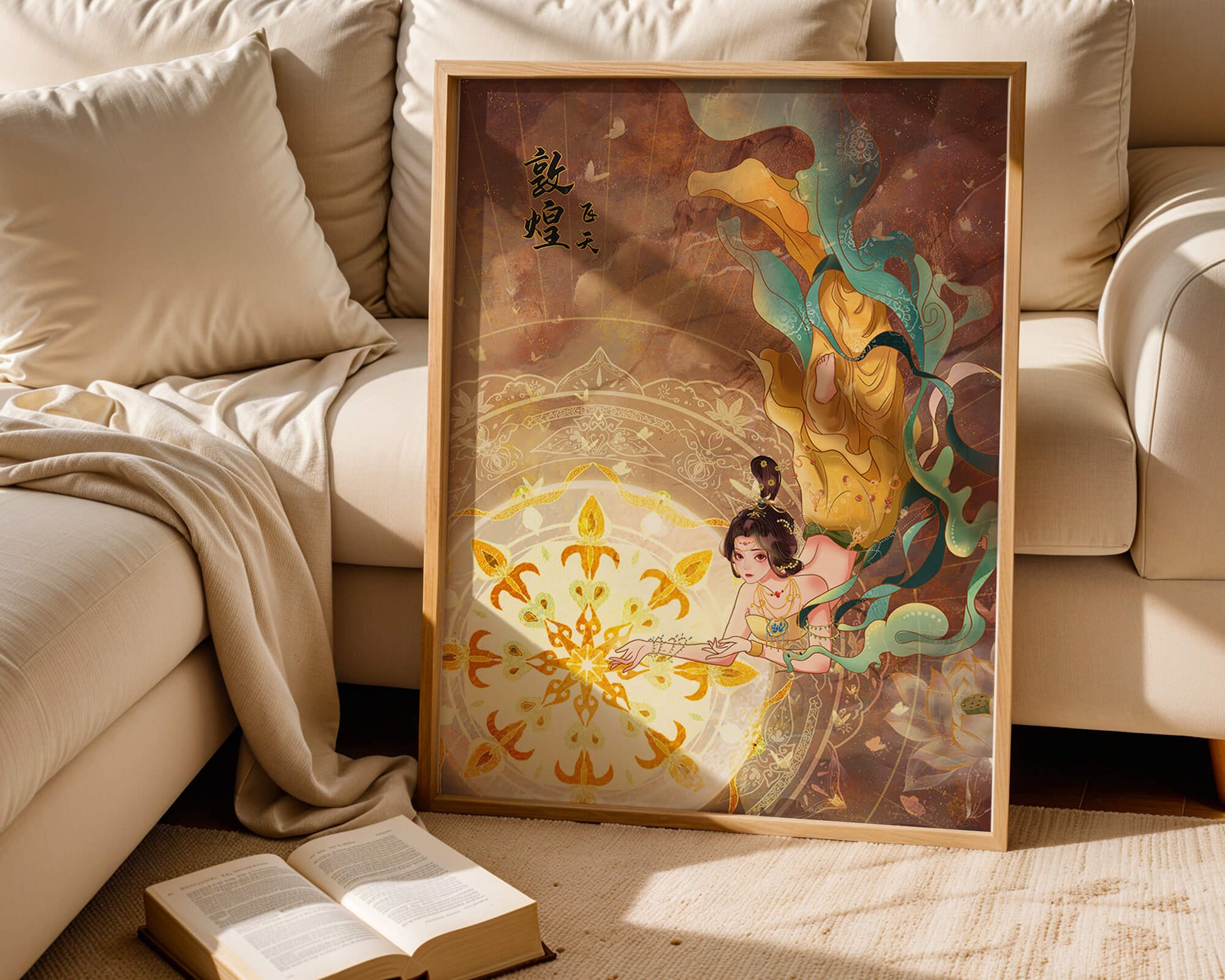 Figura celestial elegante con aura dorada y motivos florales
