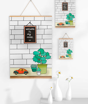 Kreidetafel-Schild mit Topfpflanzen und Spielzeugauto auf Ziegelmauer-Hintergrund