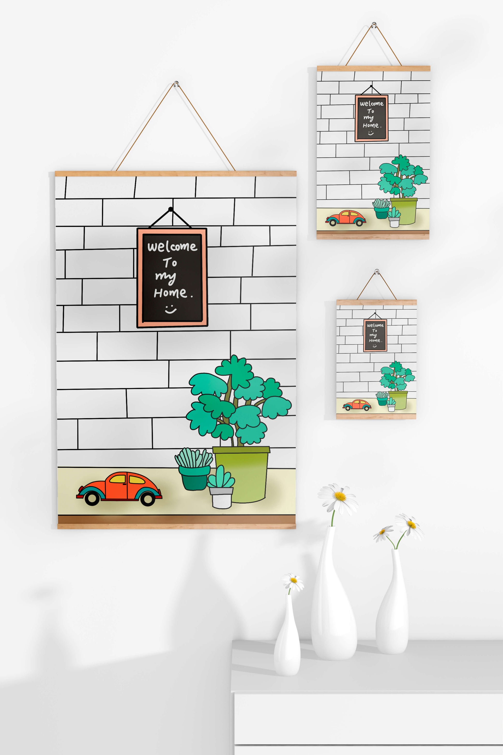 Kreidetafel-Schild mit Topfpflanzen und Spielzeugauto auf Ziegelmauer-Hintergrund