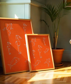 Geometrische Tiermuster auf leuchtend orangefarbenem Hintergrund