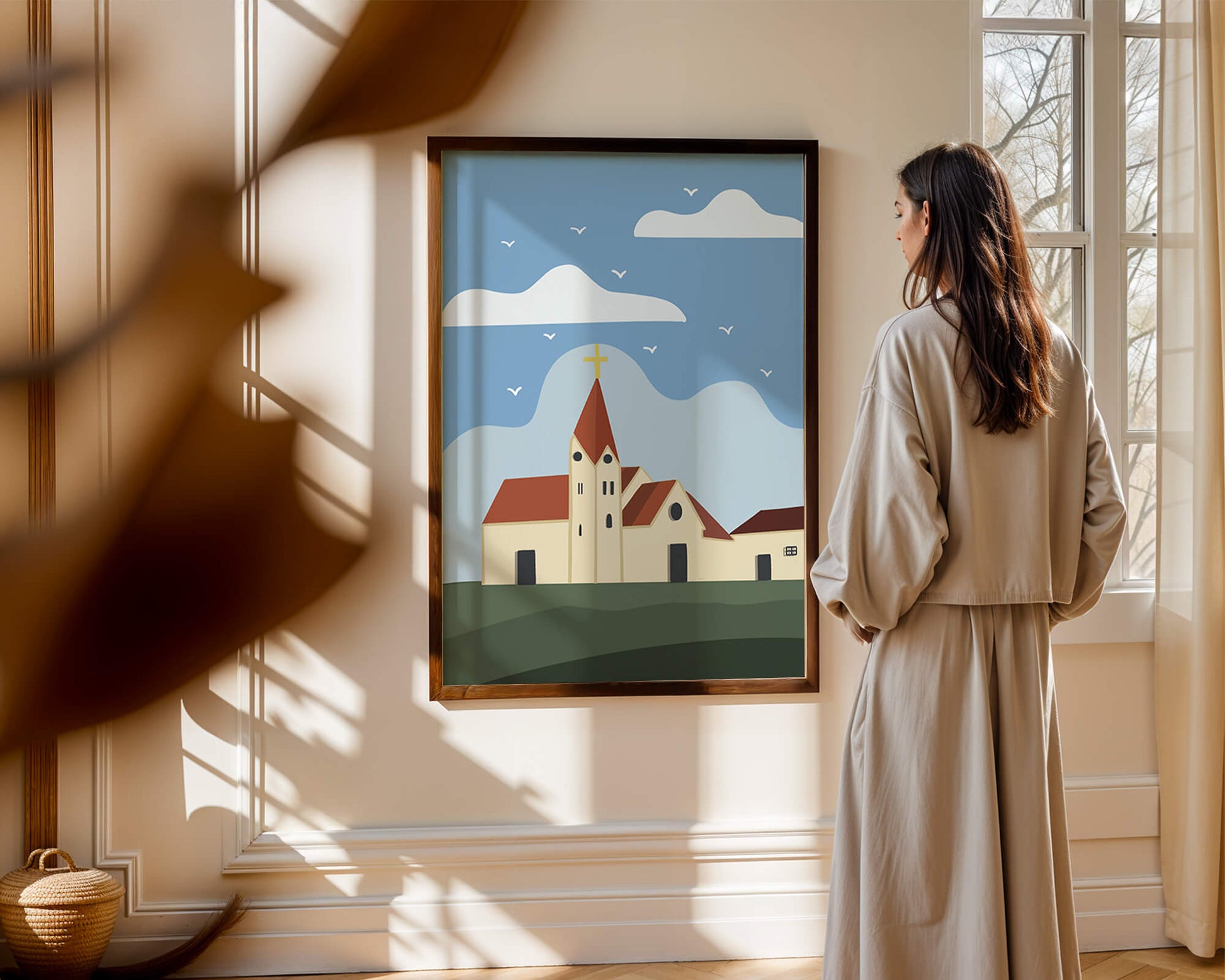 Paisaje idílico de iglesia con cruz dorada y cielo azul