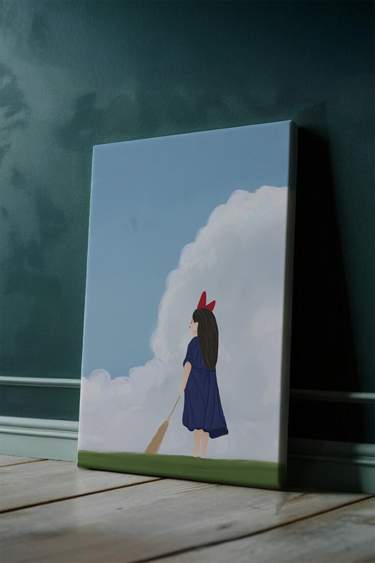 Junges Mädchen steht auf Gras mit Besen unter blauem Himmel