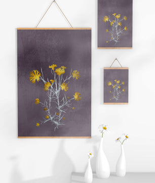 Gelbe Blumen vor einem strukturierten violetten Hintergrund