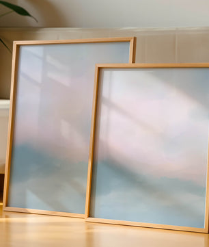 Paisaje de nubes abstracto con tonos suaves de rosa y azul