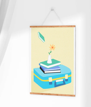 Naturaleza muerta colorida con libros, jarrón de flores y maleta