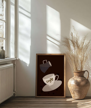 Taza de café minimalista con jarra vertiendo sobre fondo oscuro