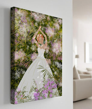 Mujer en vestido blanco acostada entre flores en un jardín