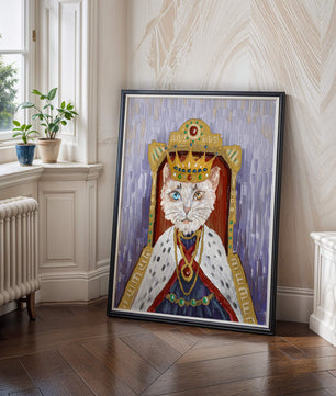 Portrait félin majestueux avec une couronne royale dorée