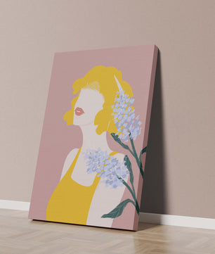 Retrato de una mujer con cabello amarillo y elementos florales sobre fondo rosa