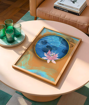 Abstrakte Seerosenkunst mit goldenen Akzenten auf blauem und orangefarbenem Hintergrund