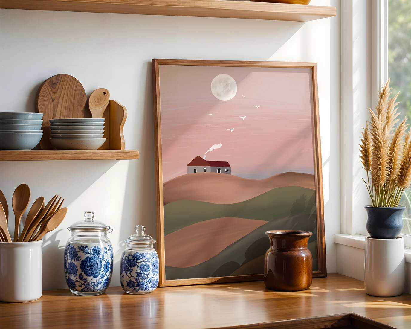 Casa en una colina rosa bajo la luna llena