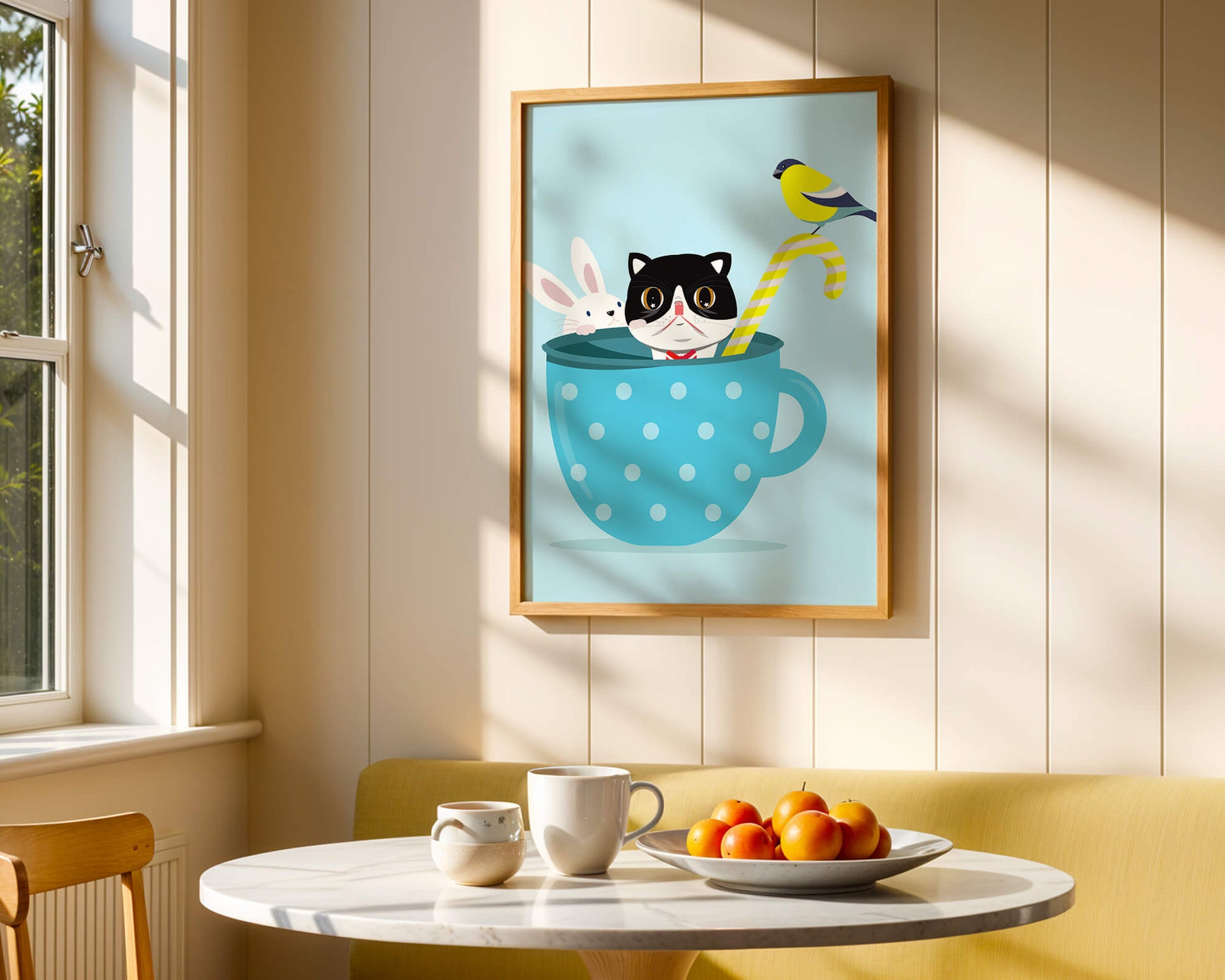 Ilustración lúdica de un gato, un conejo y un pájaro en una taza de té.