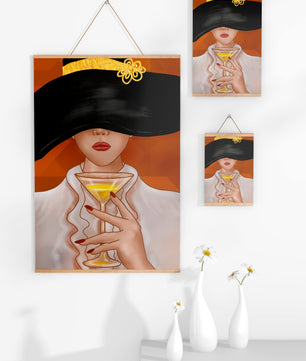 Femme avec un chapeau noir orné d’une touche dorée tenant un verre à cocktail