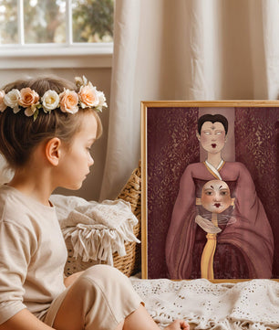 Ilustración de una figura mística con máscara y fondo ornamentado