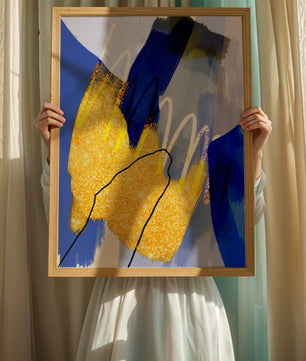 Pintura abstracta azul y amarilla con detalles dorados