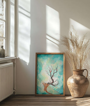 Ciervo surrealista con ramas como cuernos sobre fondo nublado en tonos pastel