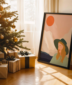 Abstrakte Illustration einer Frau mit Hut vor einer Kulisse aus Sonne und Bergen