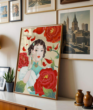 Mujer elegante rodeada de vibrantes flores y pétalos rojos