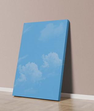 Cielo azul brillante con nubes blancas esponjosas